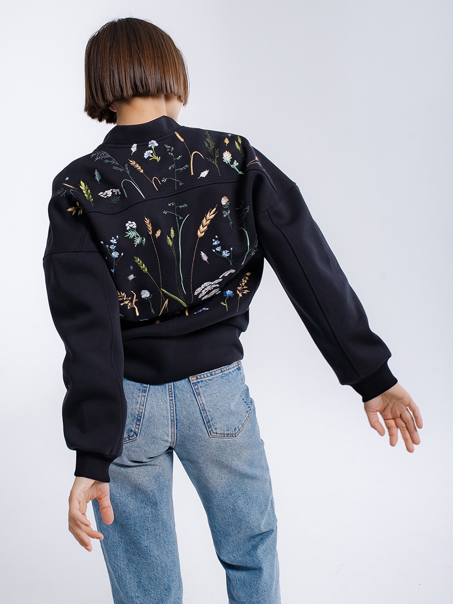 Бомбер черный женский с вышивкой "Цветущий ветер"