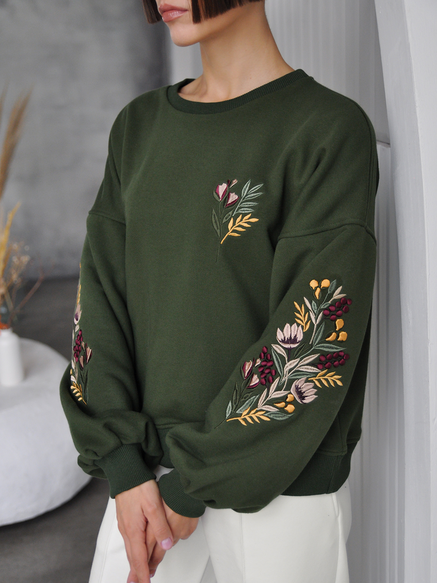Женский темно-зеленый свитшот оверсайз с цветочной вышивкой на рукавах