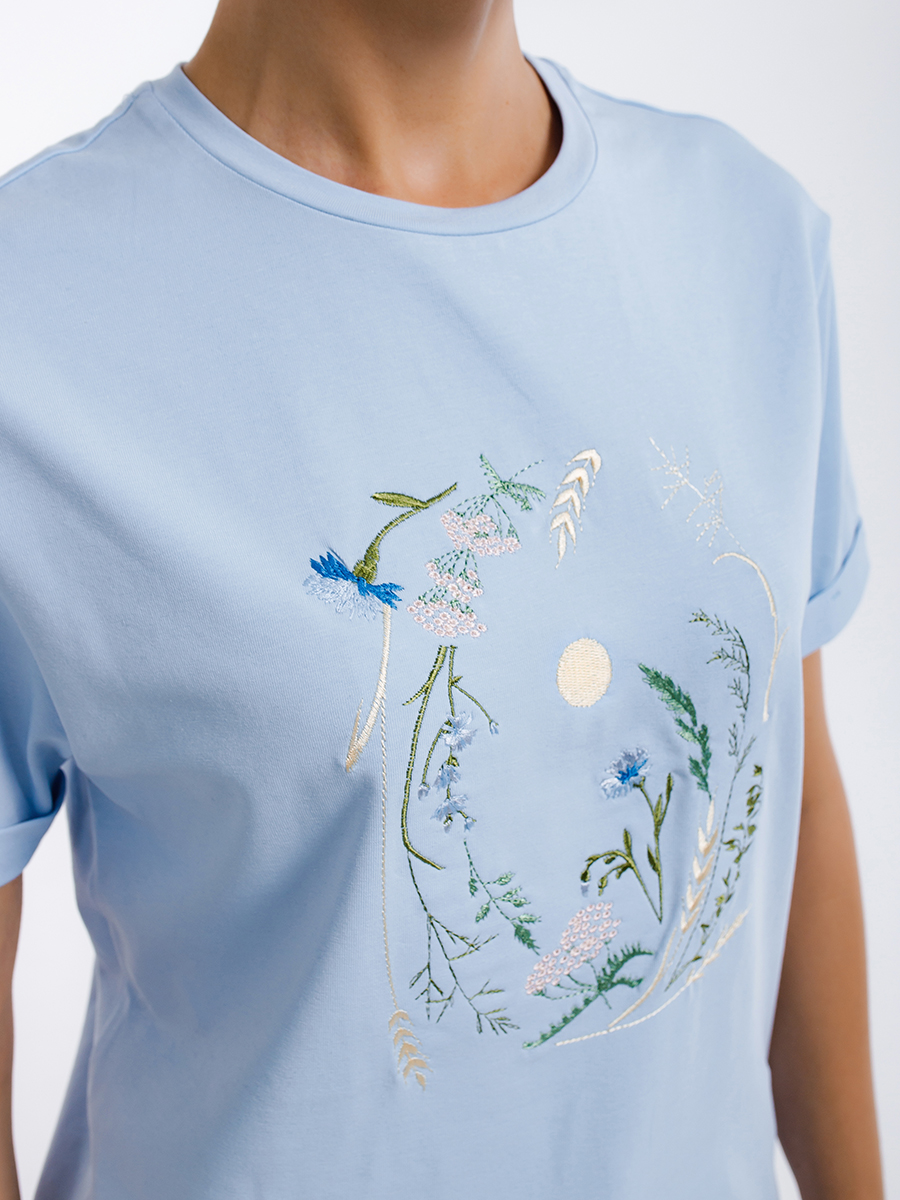 Женская футболка голубая оверсайз с вышивкой "Вальс цветов"