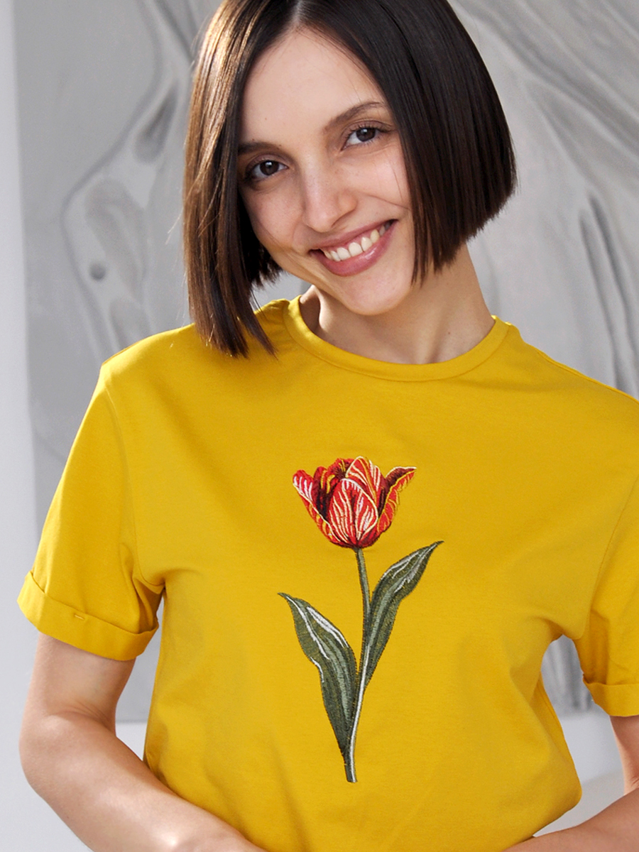 Женская горчичная футболка оверсайз с вышивкой "Тюльпан"