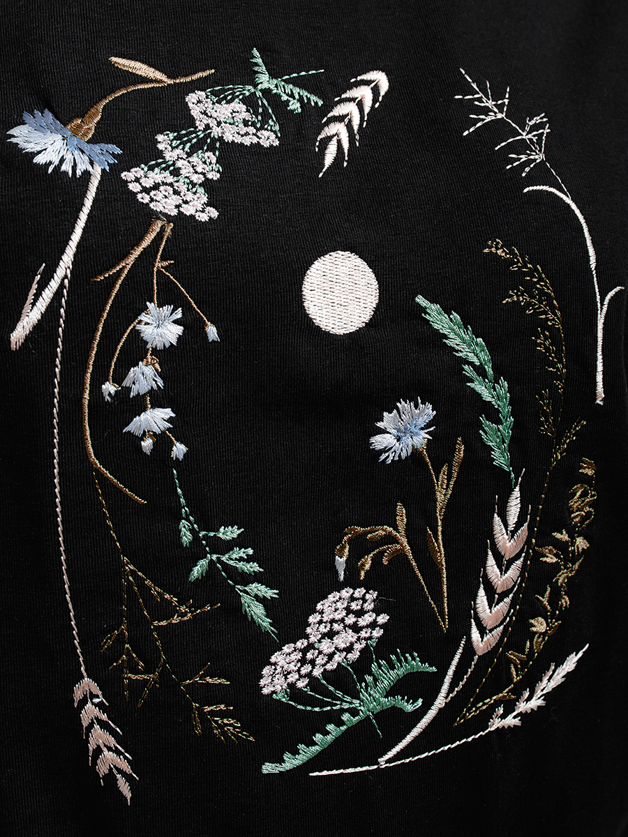 Женская футболка черная оверсайз с вышивкой "Вальс цветов"