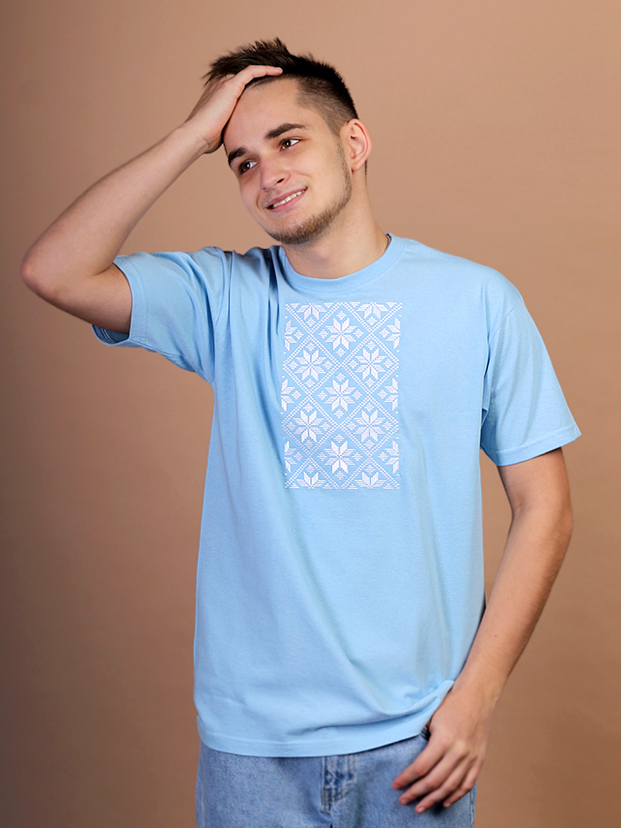 Мужская футболка голубая с белой вышивкой "Васьмiрог" 