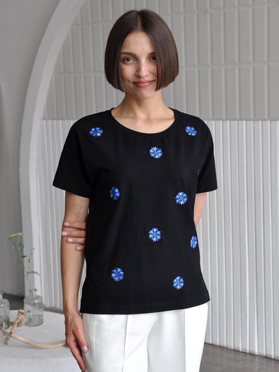 Женская черная футболка со спущенным плечом и разрезами с вышивкой "Василёчки"