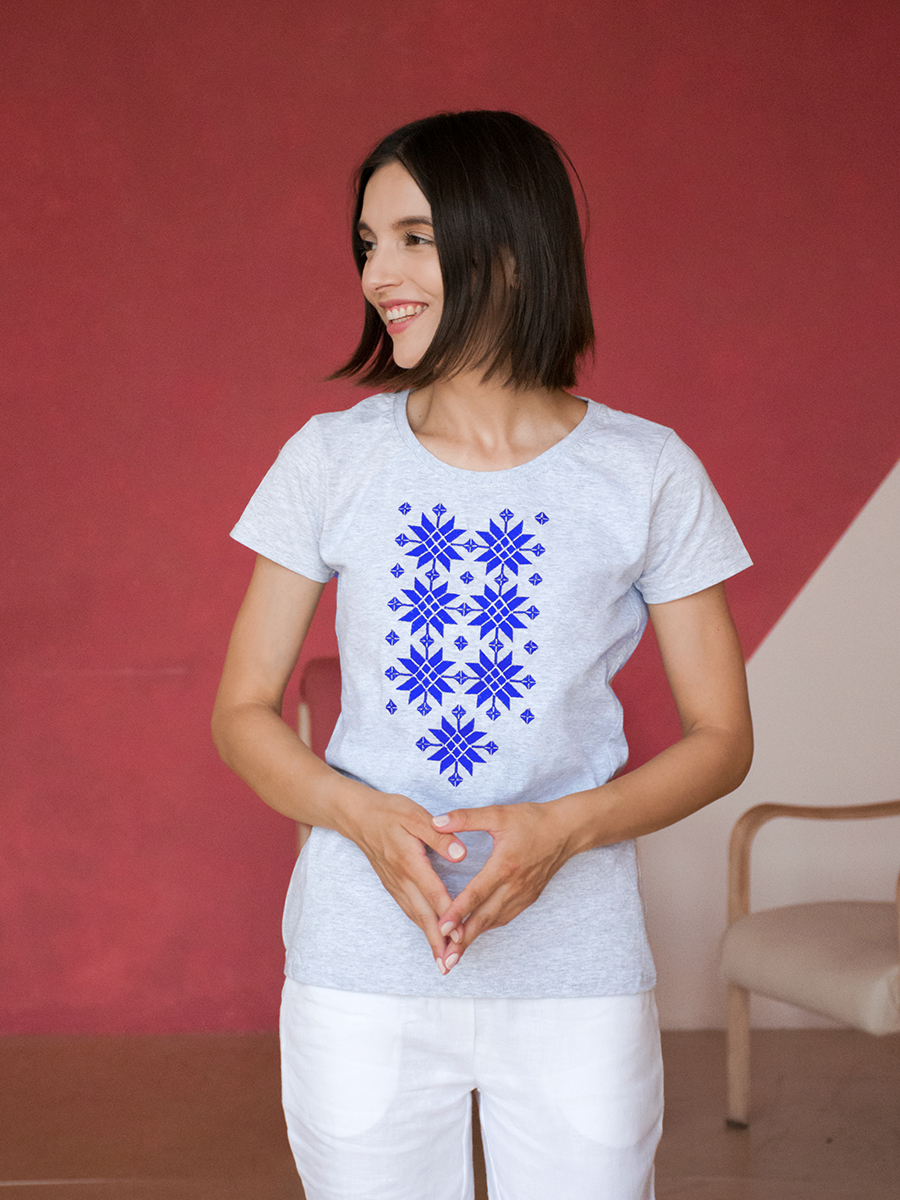 Женская футболка серая с синей вышивкой "Жыццё" 