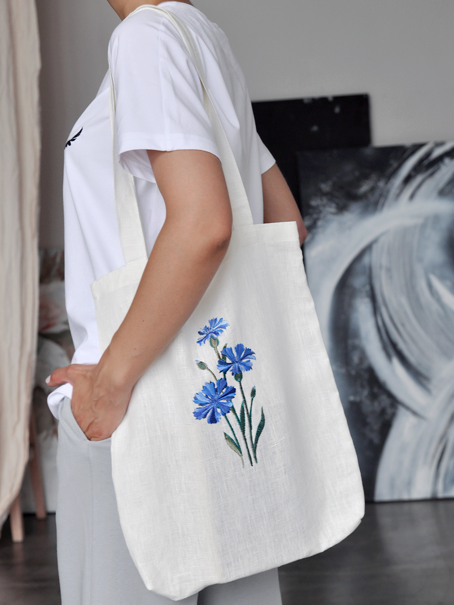 Сумка в молочном цвете с вышивкой "Василек"