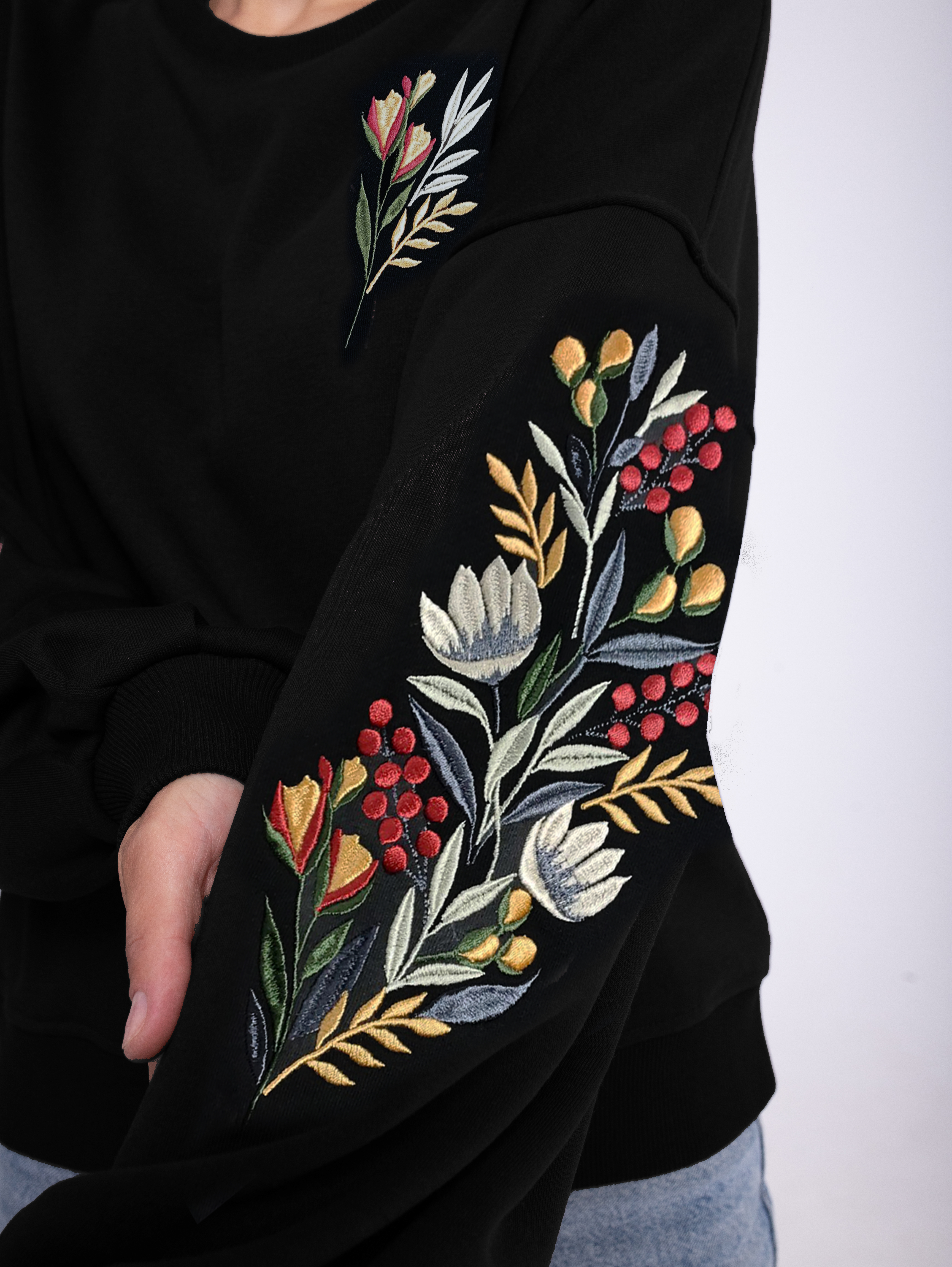 Черный женский свитшот оверсайз с цветочной вышивкой на рукавах