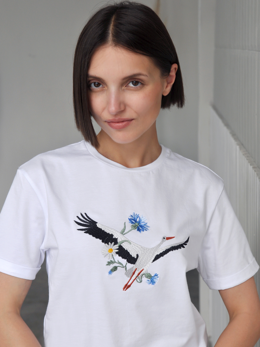 Женская белая футболка оверсайз с вышивкой "Аист"