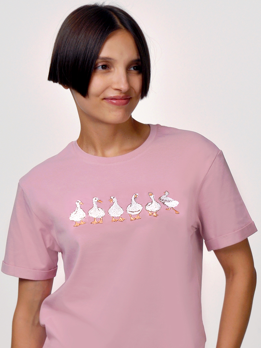 Женская футболка оверсайз цвета пыльная роза с вышивкой "Гуси"