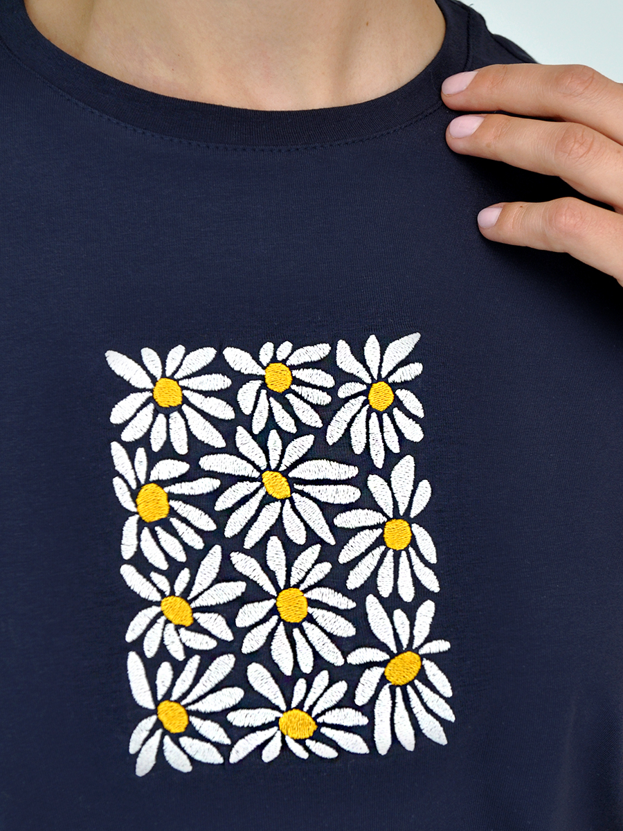 Женская темно-синяя футболка оверсайз с вышивкой "Поле ромашек"