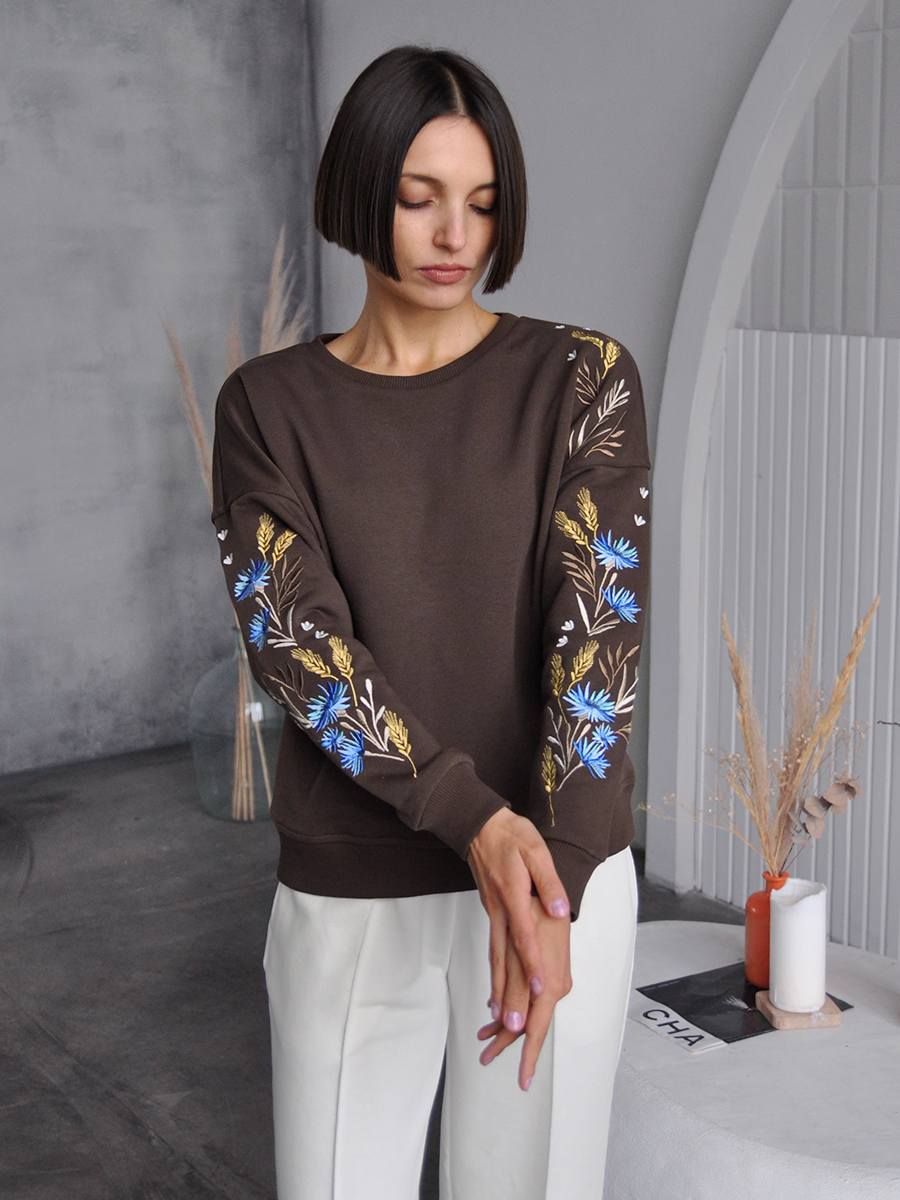 Женский свитшот шоколадного цвета с вышивкой "Валошкі ў каласах"