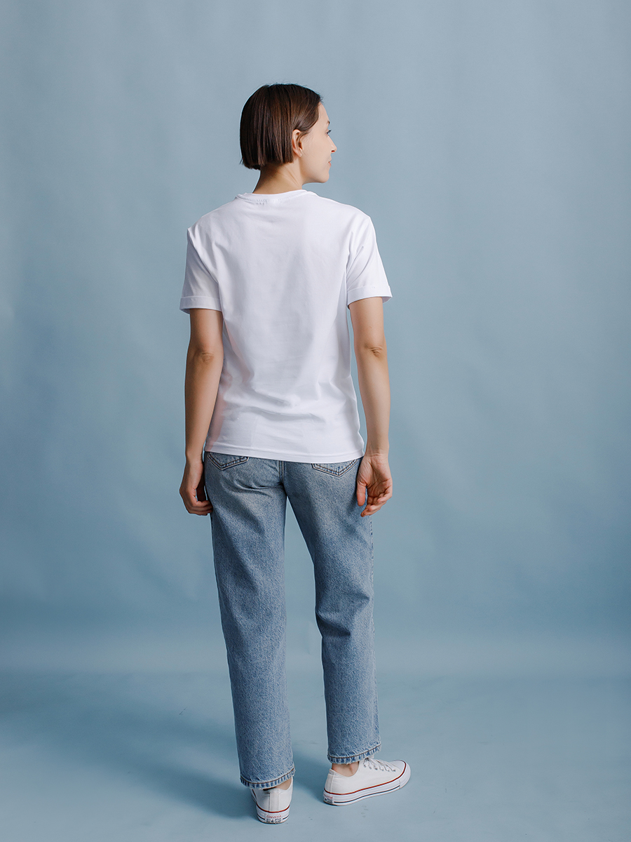 Женская футболка белая оверсайз с вышивкой "Вальс цветов"