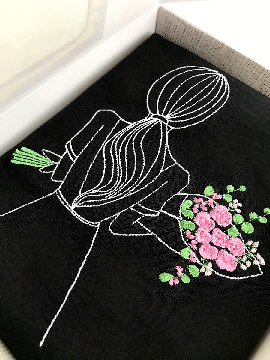 Женская футболка черная с вышивкой "Девушка с летним букетом" 