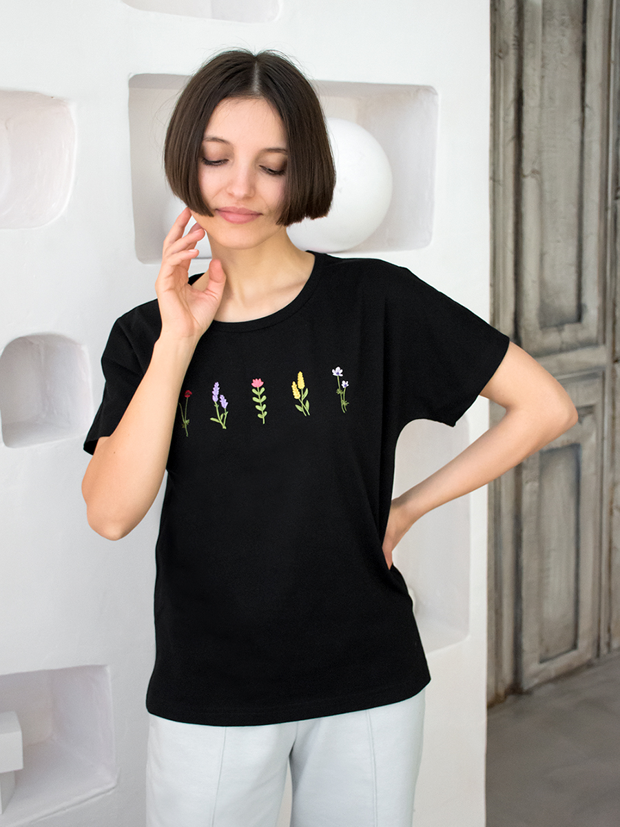 Женская черная футболка со спущенным плечом и разрезами с вышивкой "5 flowers"