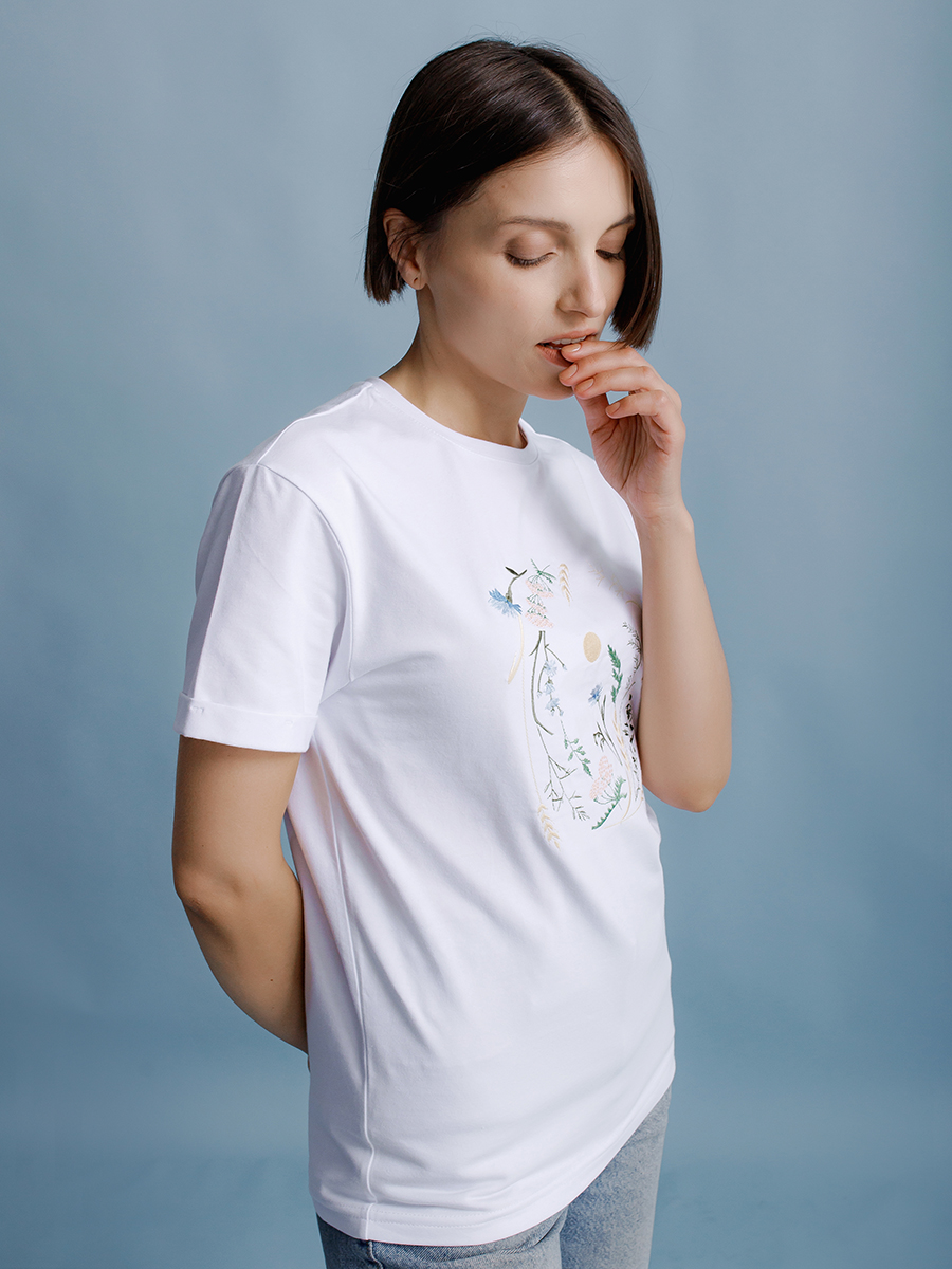Женская футболка белая оверсайз с вышивкой "Вальс цветов"