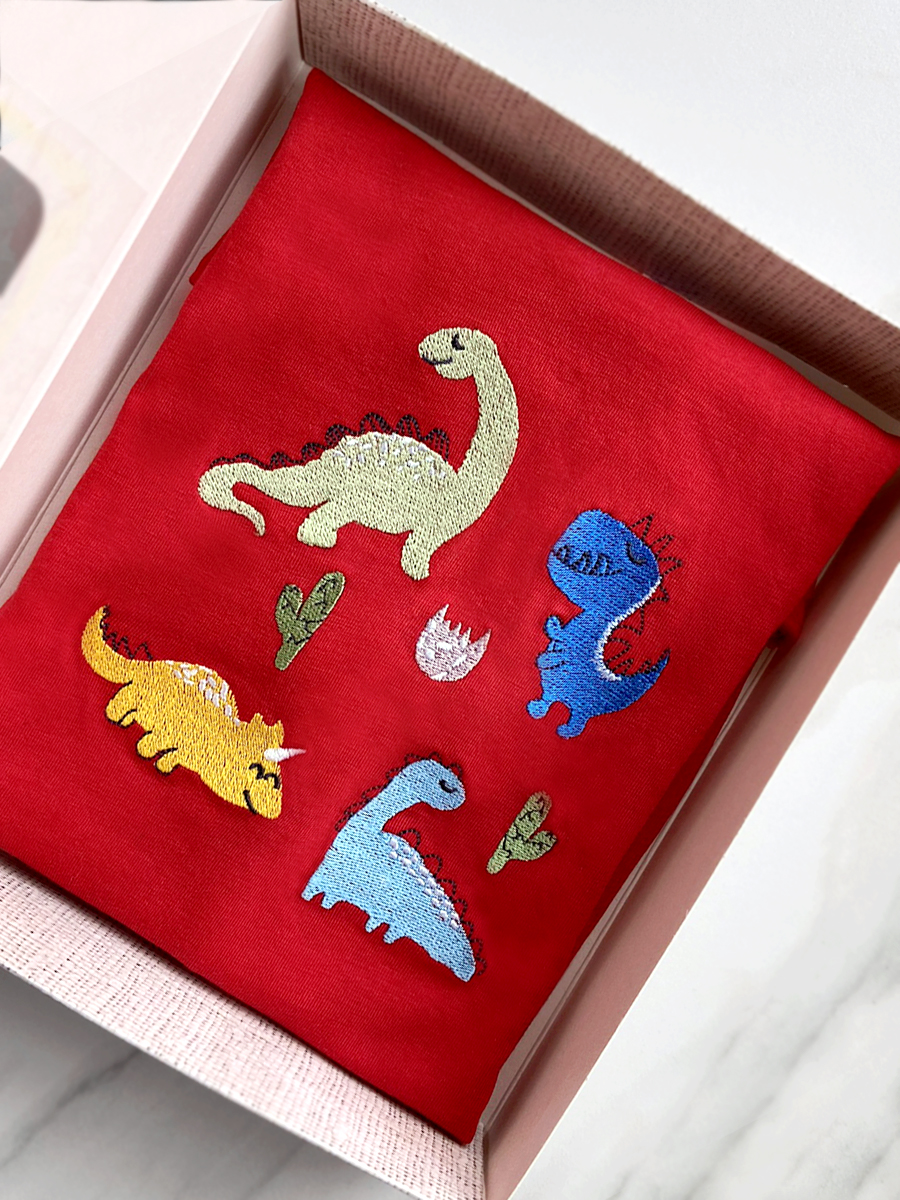 Детская футболка красная с вышивкой "Динозаврики" 