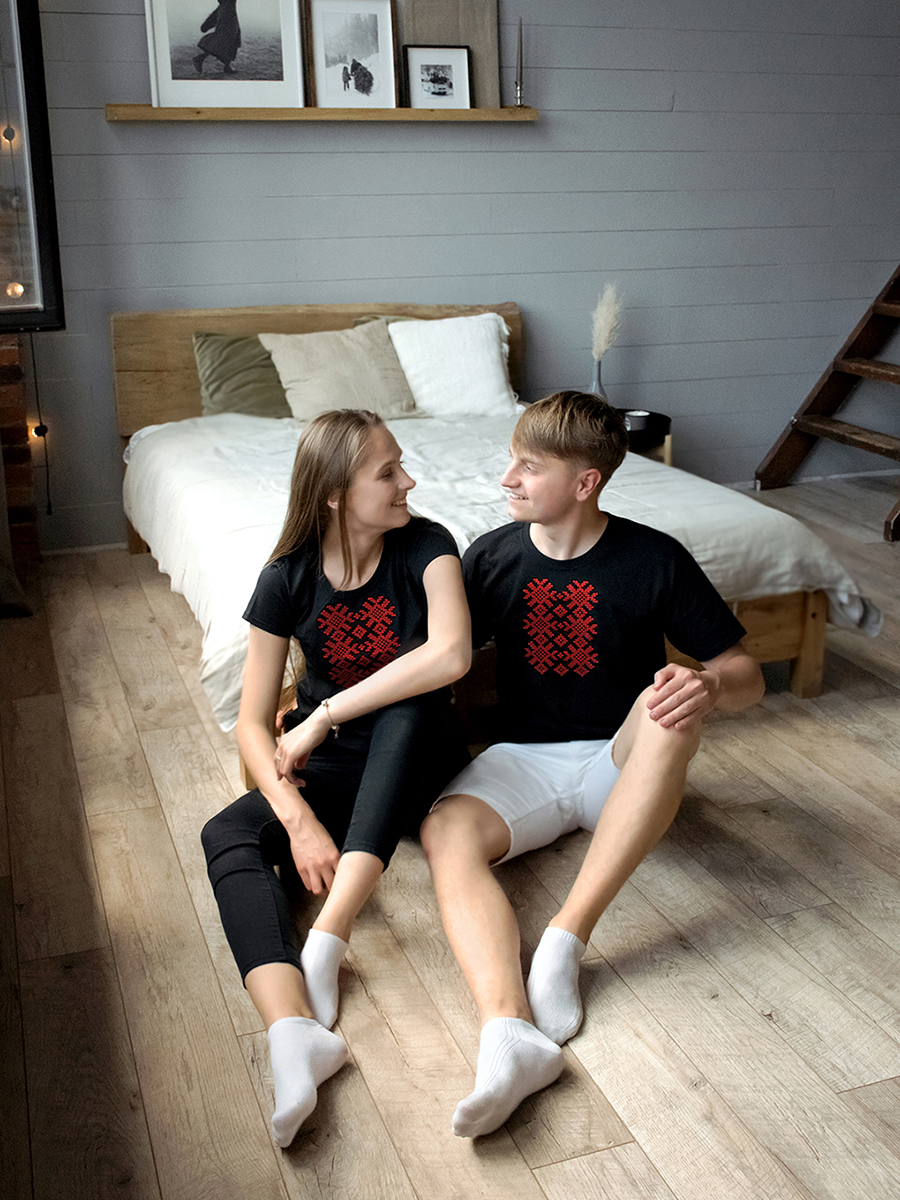 Женская футболка черная с красной вышивкой "Ярыла" 