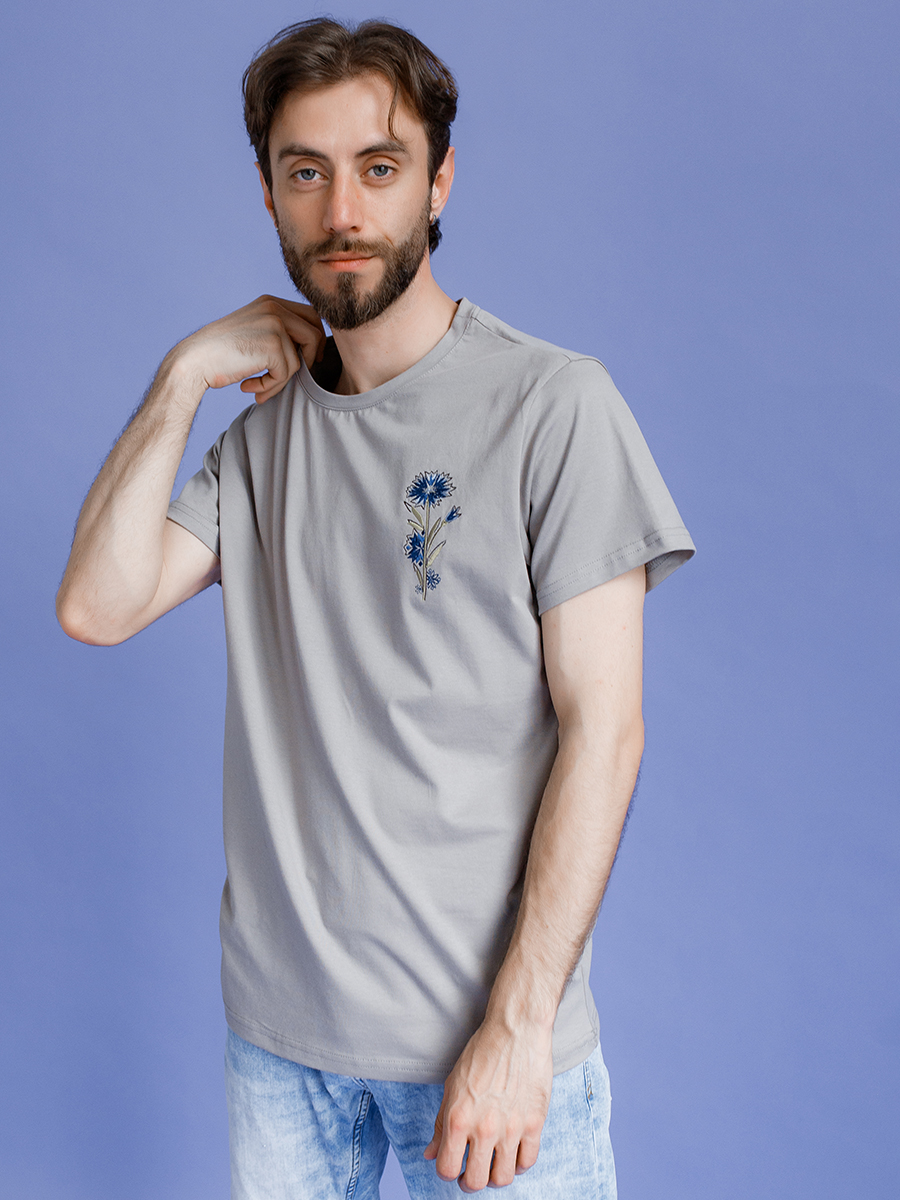 Серо-бежевая футболка мужская с вышивкой "Василек"