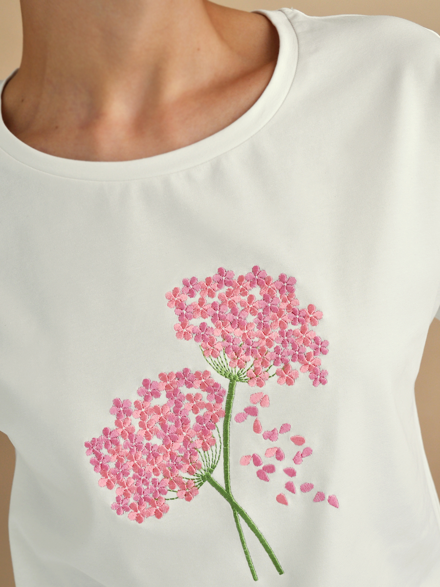 Женская молочная футболка со спущенным плечом с вышивкой "Гортензия"