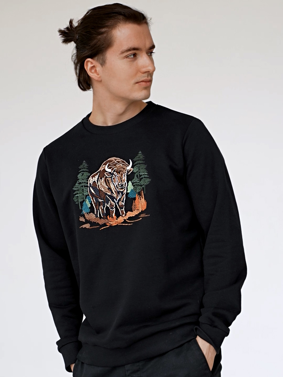 Свитшот мужской черный с вышивкой "Зубр"