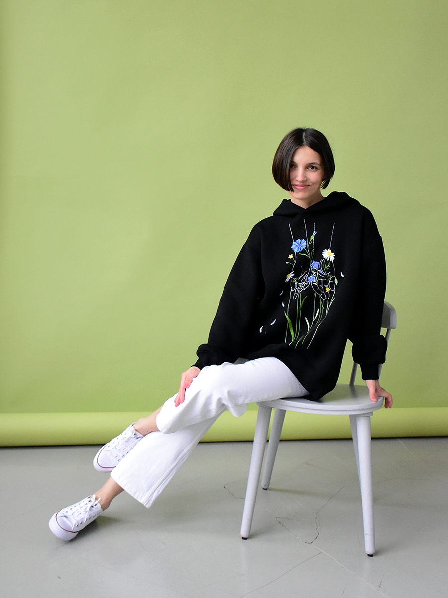Худи оверсайз черное с вышивкой "Полевые цветы"
