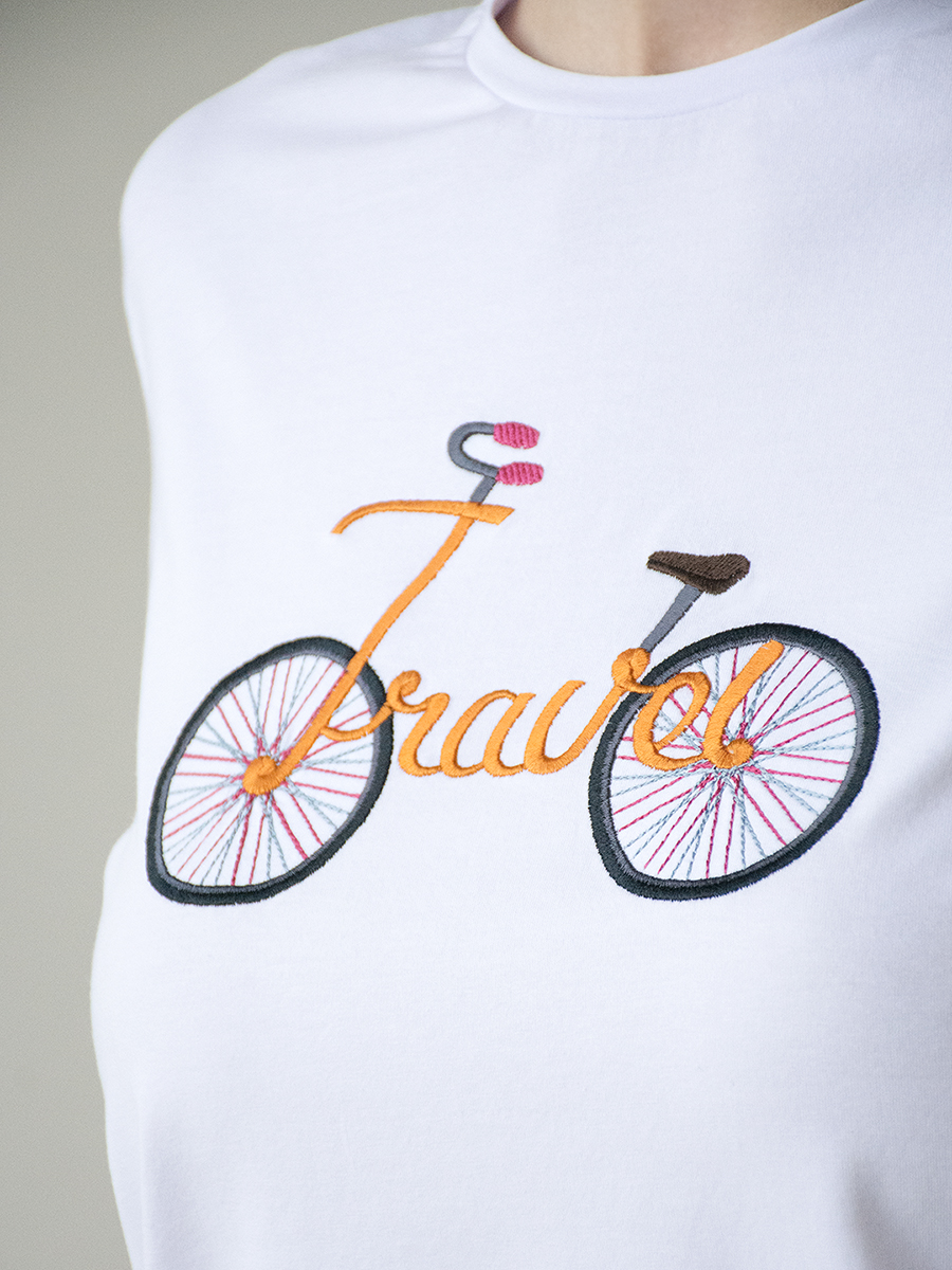 Женская белая футболка оверсайз с вышивкой "TRAVEL"