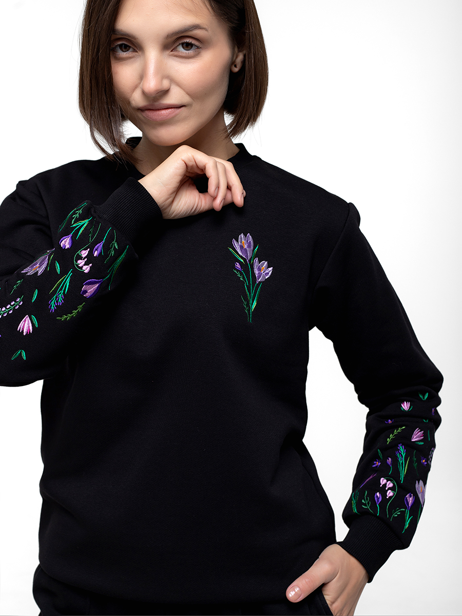 Женский свитшот черный прямого кроя с вышивкой "Крокусы"