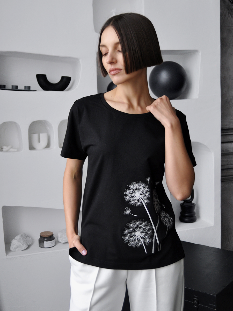 Женская черная футболка со спущенным плечом и разрезами с вышивкой "Одуванчики"