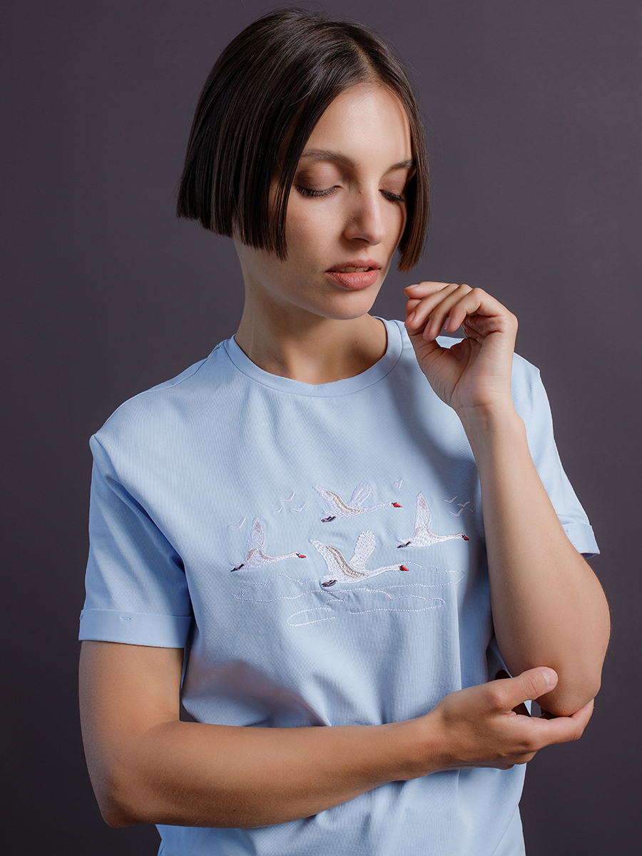 Женская футболка голубая  оверсайз с вышивкой "Лебеди"