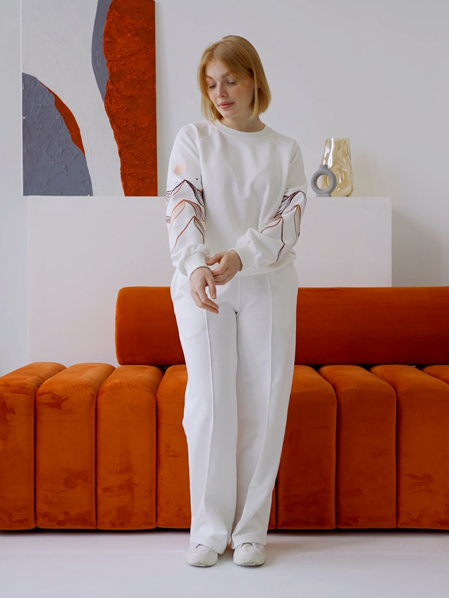 Женский свитшот реглан молочный с вышивкой "Горы"