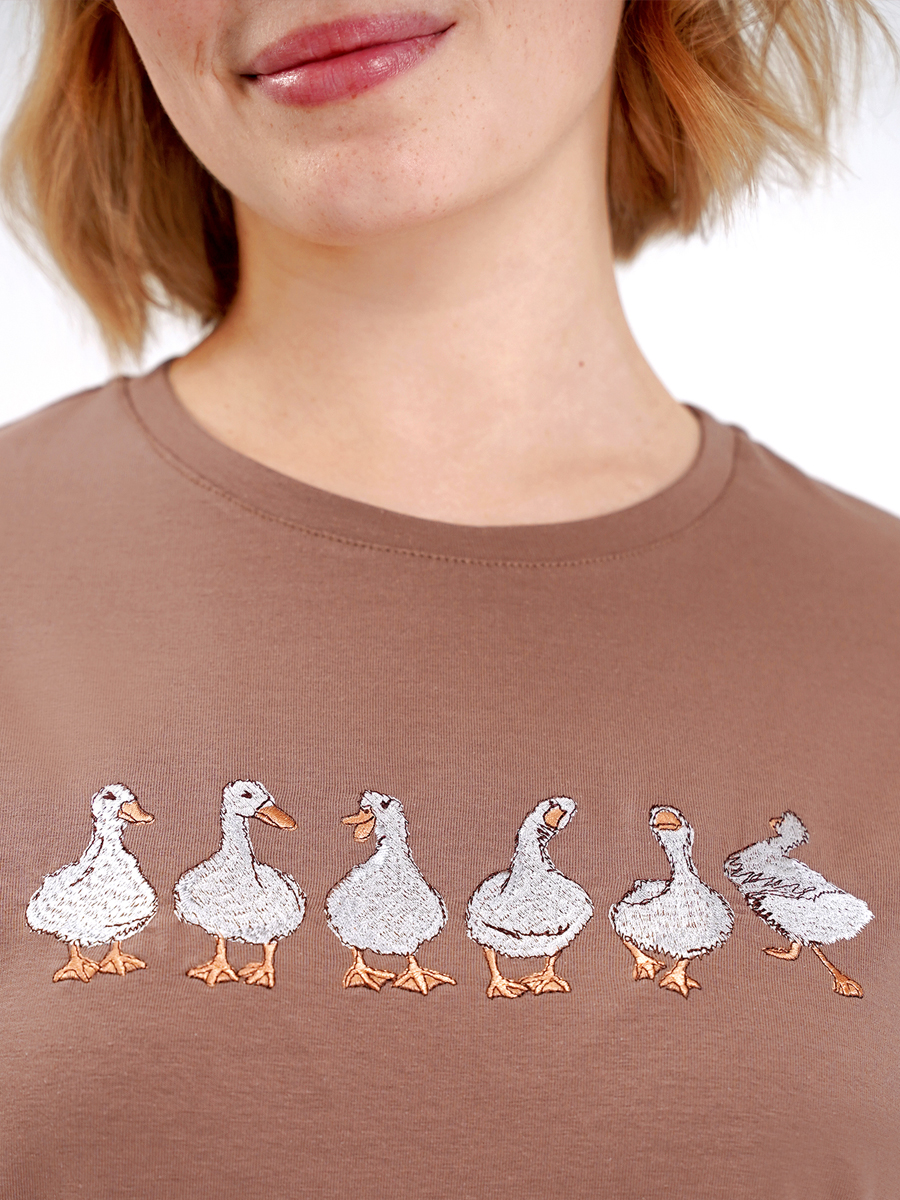 Женская  футболка цвета капучино оверсайз с вышивкой "Гуси"