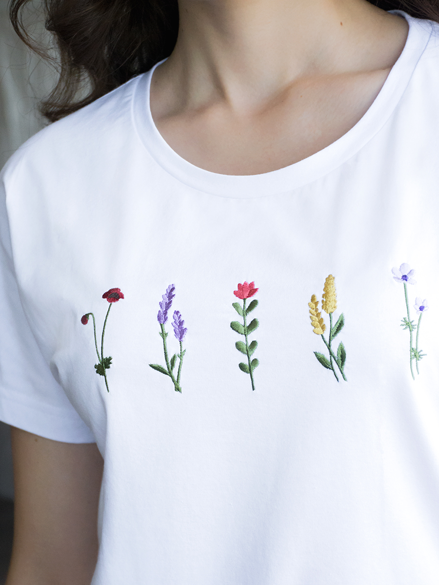 Женская белая футболка со спущенным плечом и разрезами с вышивкой "5 flowers"