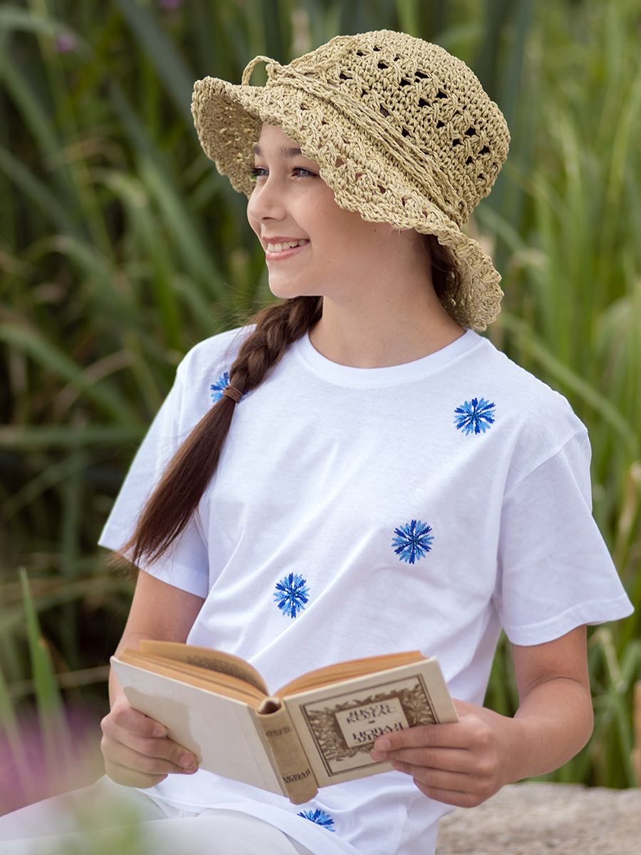 Детская футболка белая с вышивкой "Василёчки"