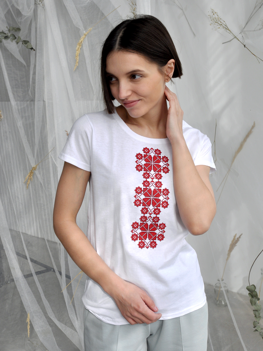 Женская футболка белая с красной вышивкой "Каляды" 
