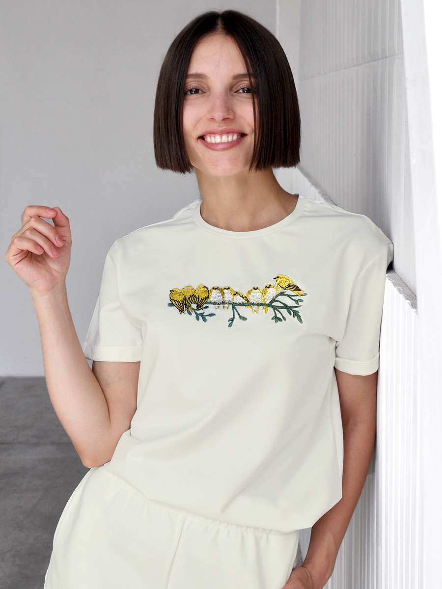 Женская молочная футболка оверсайз с вышивкой "Птичьи посиделки"