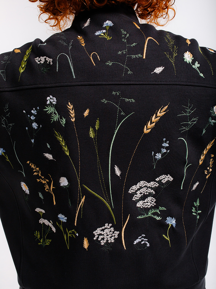 Бомбер черный женский plus size с вышивкой "Цветущий ветер" 