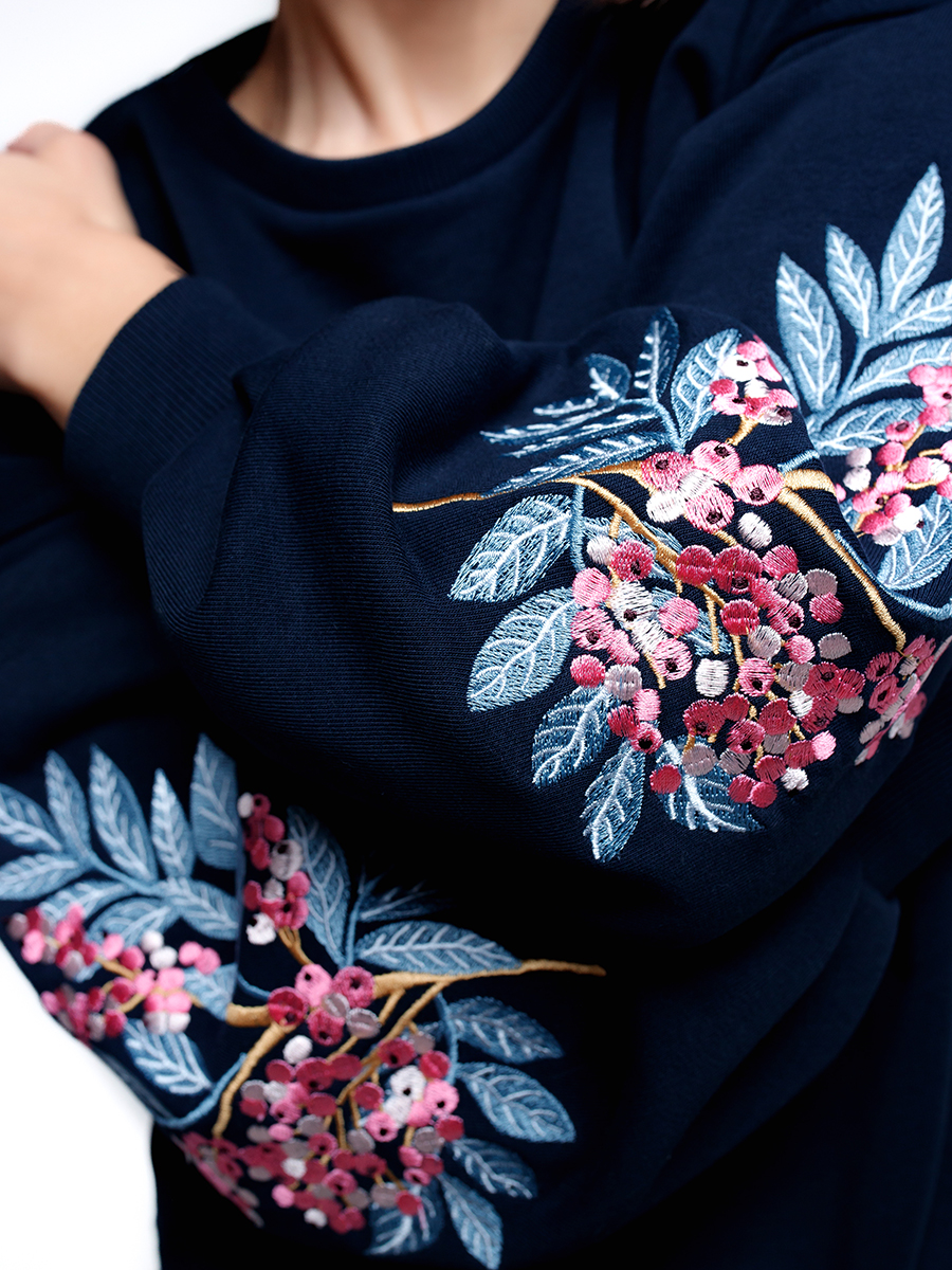 Темно-синий женский свитшот оверсайз с вышивкой "Хрустальная ягода" на рукавах