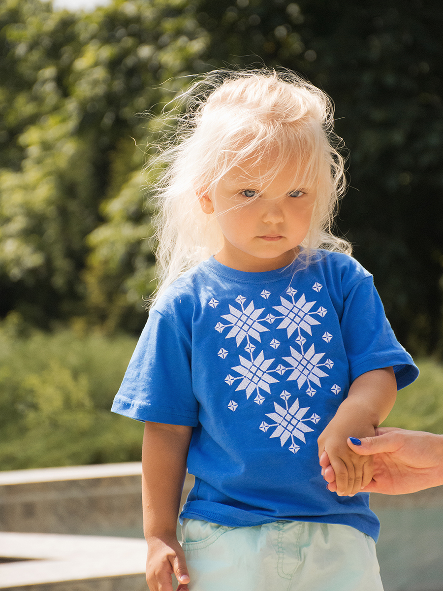 Детская футболка васильковая с белой вышивкой "Жыццё" 