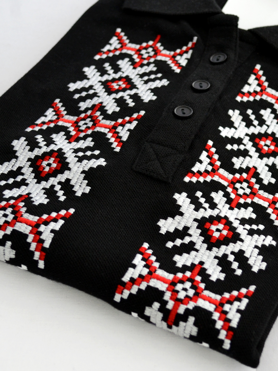 Женская футболка-поло черная с красно-белой вышивкой "Сонца" 