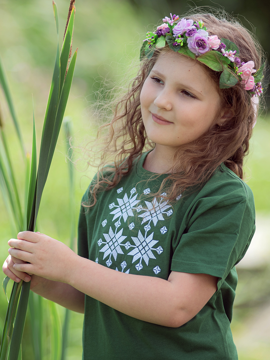 Детская футболка зеленая с белой вышивкой "Жыццё"