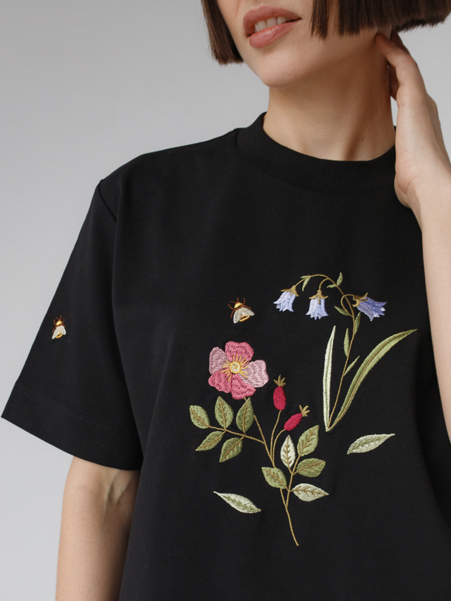 Черная футболка оверсайз (плотная) с вышивкой «Шиповник»
