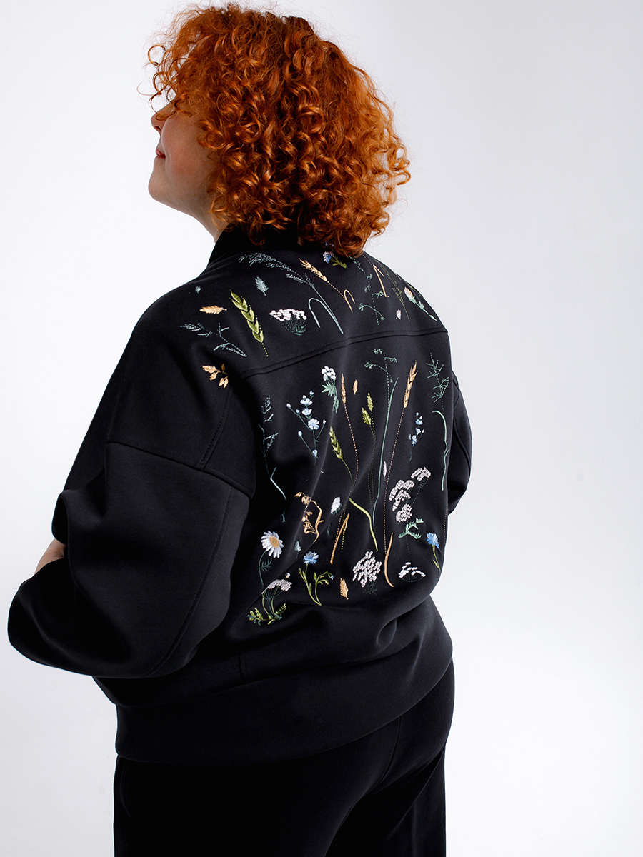Бомбер черный женский plus size с вышивкой "Цветущий ветер" 