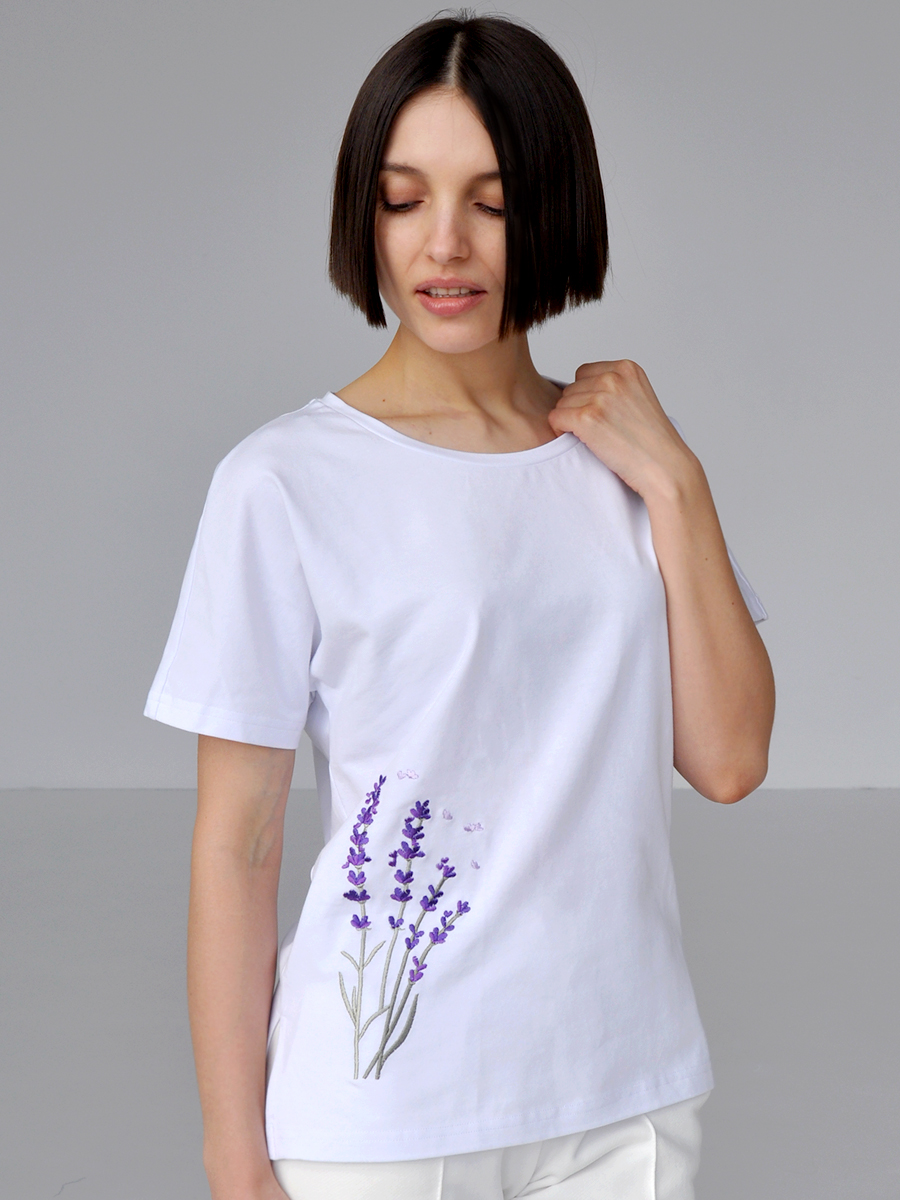 Женская белая футболка со спущенным плечом и разрезами с вышивкой "Лаванда"