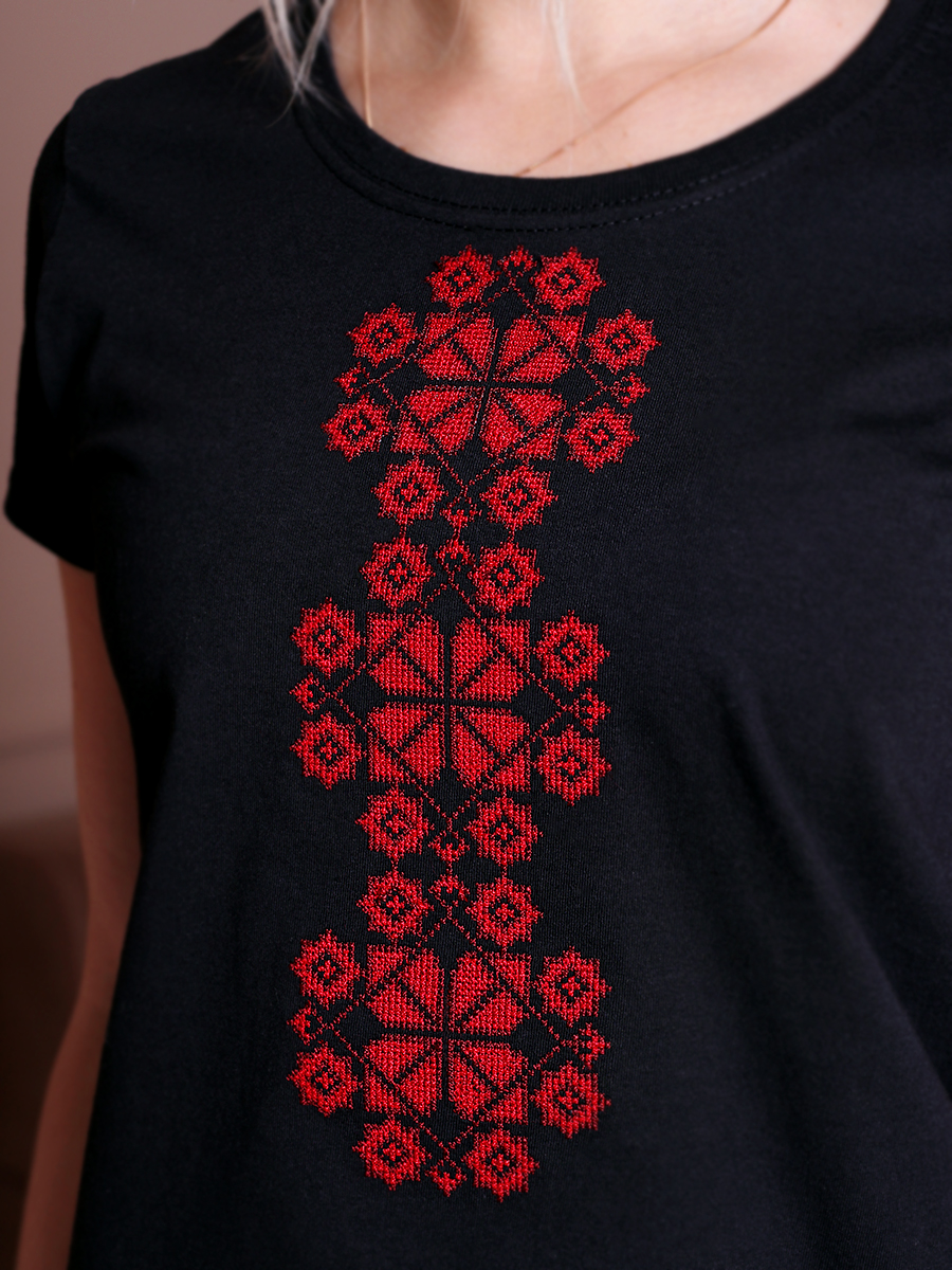 Женская футболка черная с красной вышивкой "Каляды" 