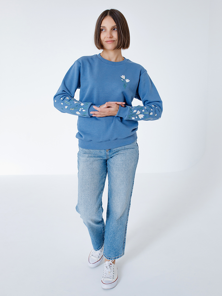 Женский свитшот джинсового цвета прямого кроя с вышивкой "Крокусы"