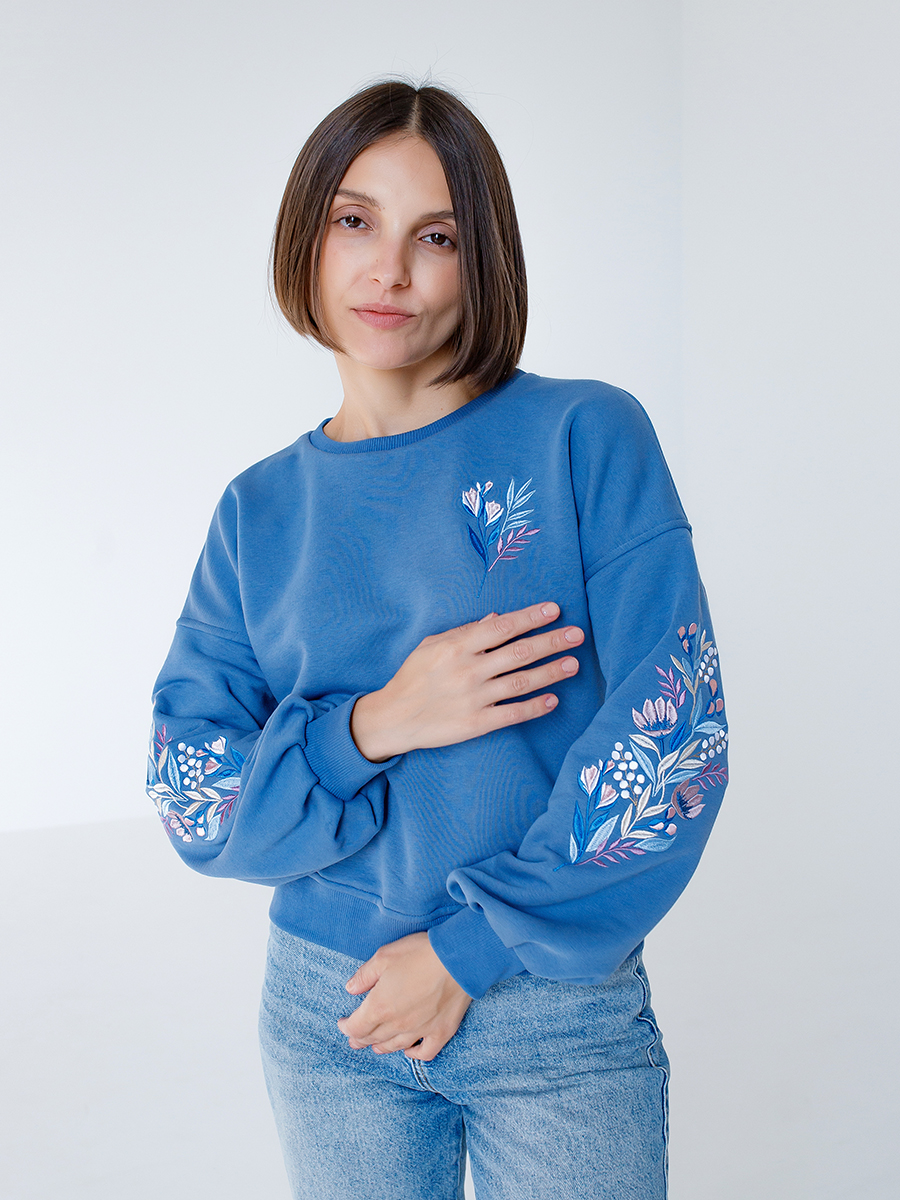 Женский свитшот оверсайз джинсового цвета с цветочной вышивкой на рукавах
