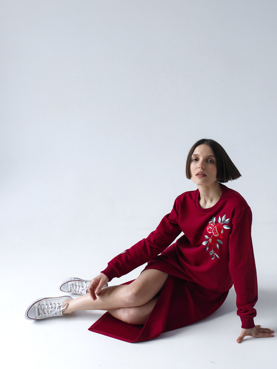 Женский свитшот винный прямого кроя с вышивкой "Гранат"