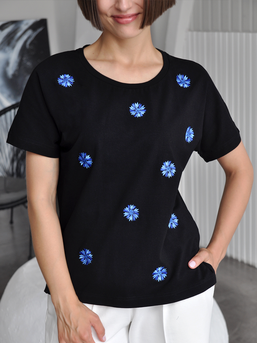 Женская черная футболка со спущенным плечом и разрезами с вышивкой "Василёчки"