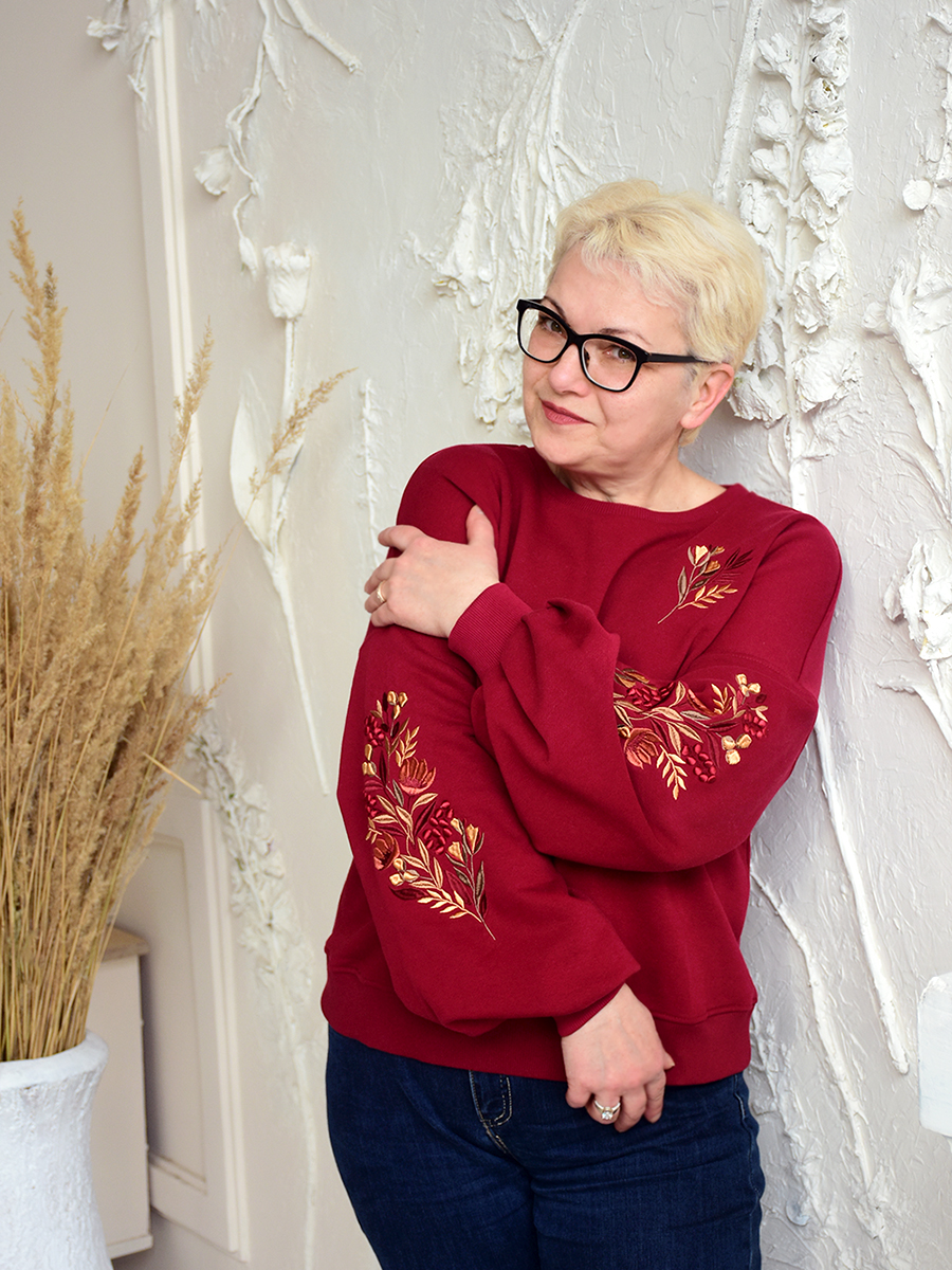 Винный женский свитшот оверсайз с цветочной вышивкой на рукавах