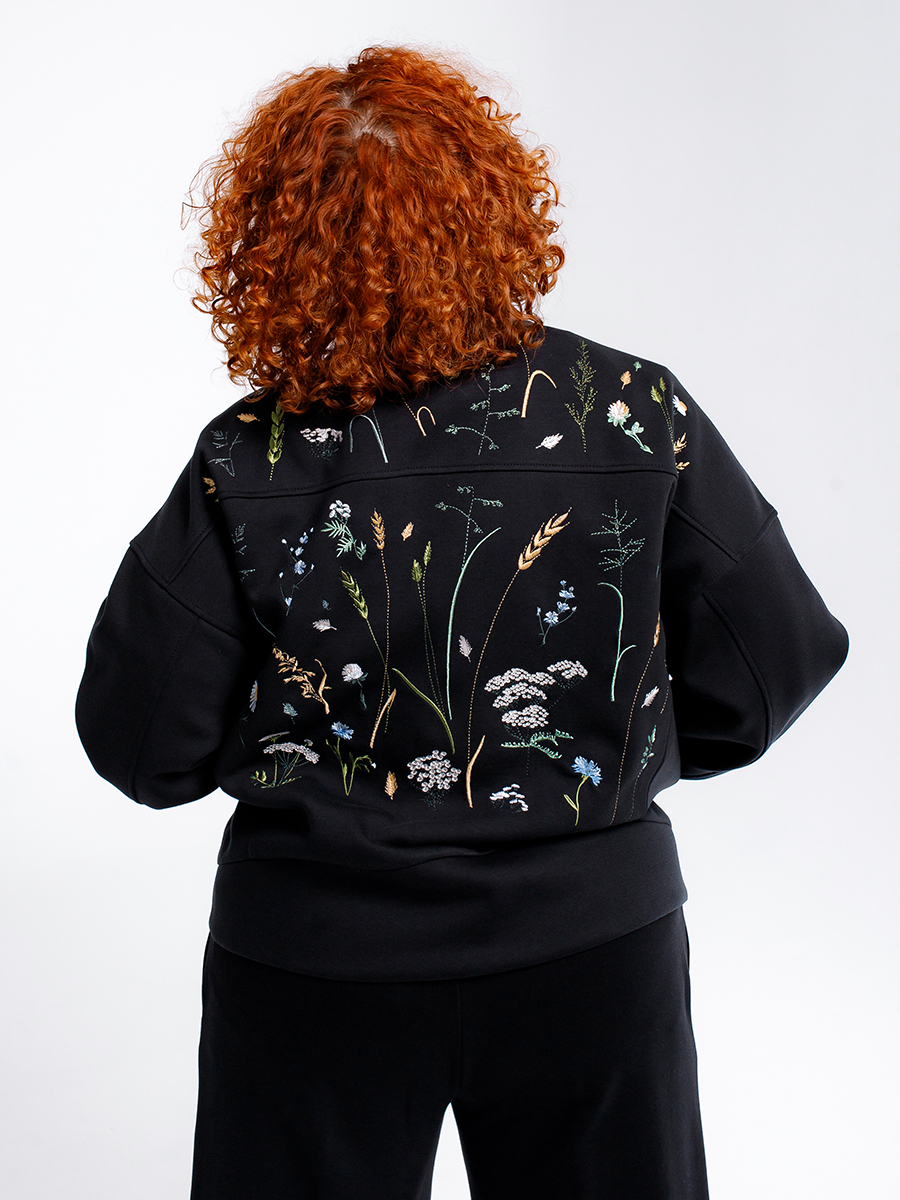 Бомбер черный женский plus size с вышивкой "Цветущий ветер" 