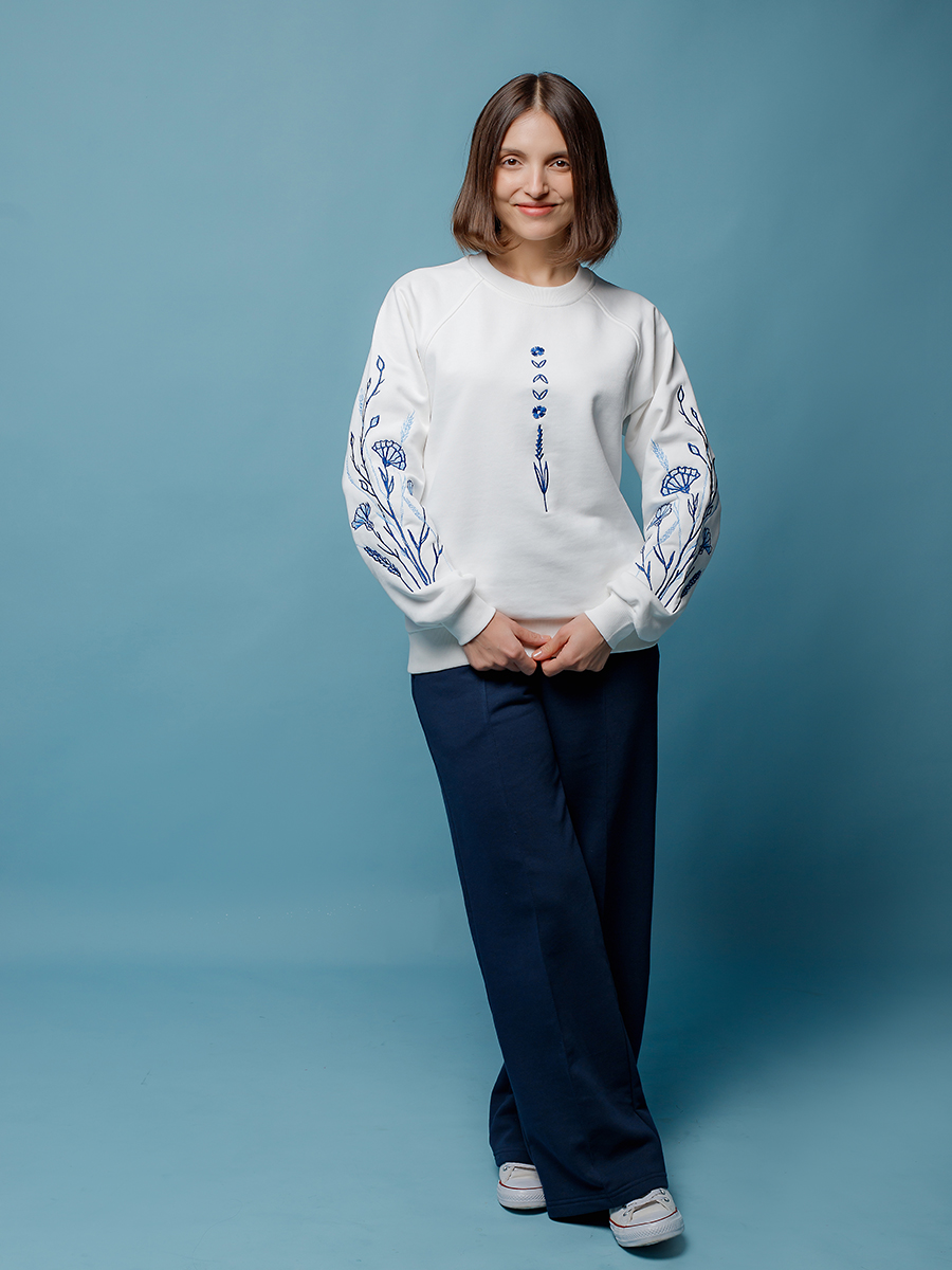 Женский свитшот реглан молочного цвета с вышивкой "Васильковые грёзы"